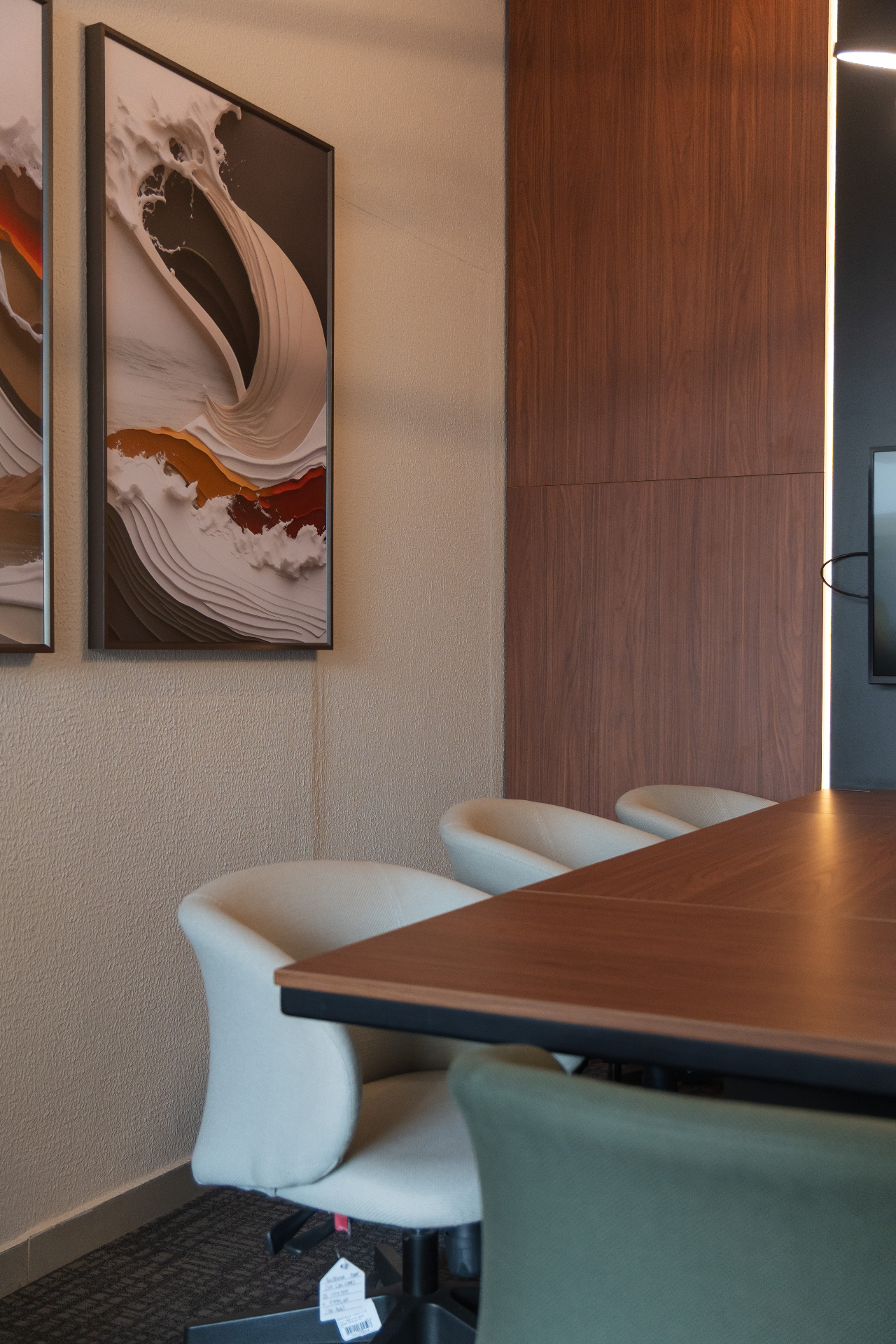 Sala de reunião da Dynamo com mesa de madeira e cadeiras claras